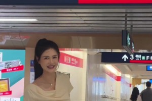 回头率老高了！前女篮国手许诺：两米女生沉浸式逛街 好多人啊~